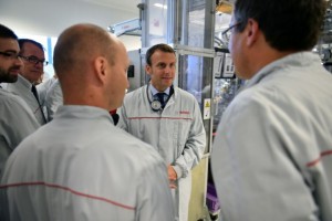 898963-emmanuel-macron- usine-bosch- le-4-aout-2016