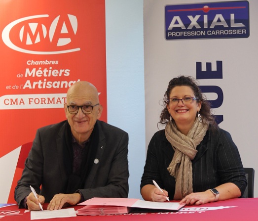 Adeline Bourdon, présidente du réseau Axial, et Lucien Amoros, président de la CMA 31, représentant de CMA Formation Muret, signent une convention de partenariat en faveur du développement de l’apprentissage dans les métiers de la carrosserie. ©CMA31