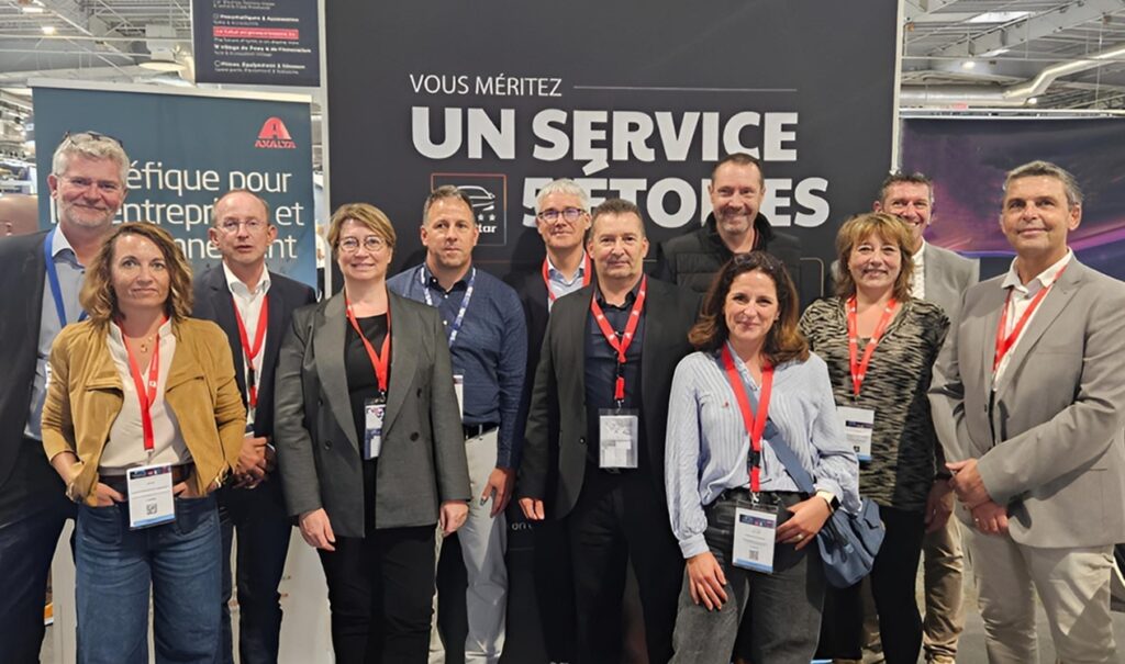 Les équipes d'Axalta et Covea réunies à Equip'Auto 2025. Crédit : Axalta/Covéa