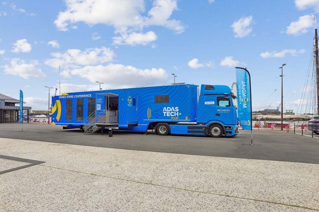 Le camion ADAS Tech Tour offre un espace de 70 m² spécialement aménagé.
