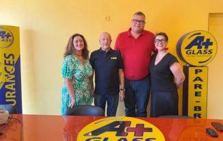 Les signataires A+Glass et Carflex.