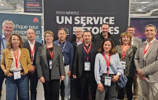 Les équipes d'Axalta et Covea réunies à Equip'Auto 2025. Crédit : Axalta/Covéa