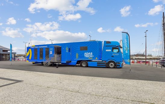 Le camion ADAS Tech Tour offre un espace de 70 m² spécialement aménagé.