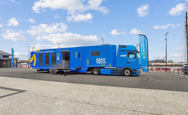 Le camion ADAS Tech Tour offre un espace de 70 m² spécialement aménagé.