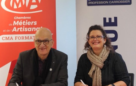 Adeline Bourdon, présidente du réseau Axial, et Lucien Amoros, président de la CMA 31, représentant de CMA Formation Muret, signent une convention de partenariat en faveur du développement de l’apprentissage dans les métiers de la carrosserie. ©CMA31