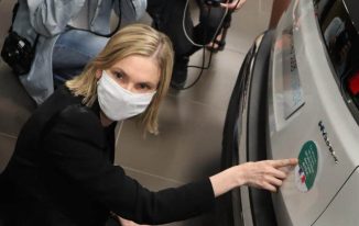 Un autocollant symbolise l'engagement de l'Etat